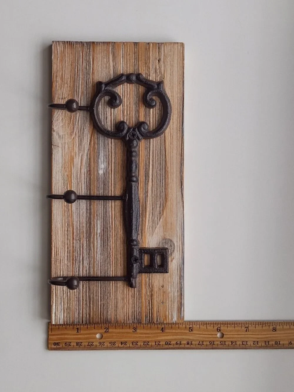 Cast Iron Skeleton Key Shaped Hanging Rack, Wood Mounted Keyhole Hanger, 3 hooks